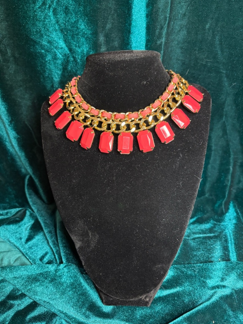 Goldtone Coral Color Small Choker Necklace